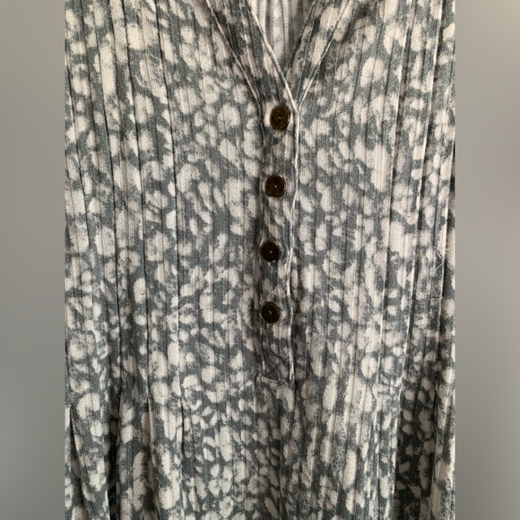 New Directions Gray Patterned Women's Top - Picture 3 of 5